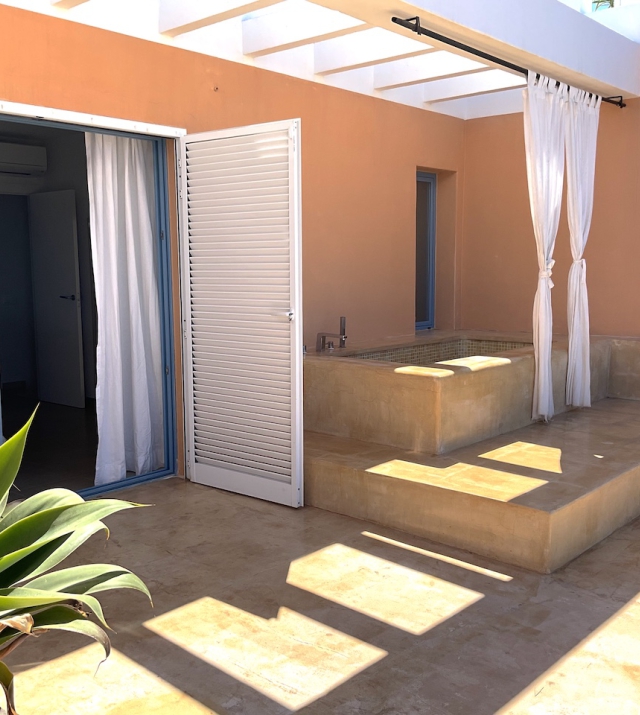 Resa estates huis huren for rent Cala Tarida House front.jpg